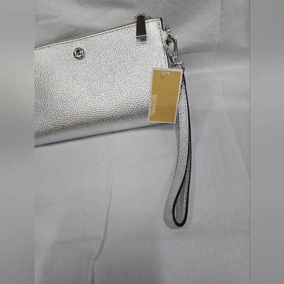 NEW Michael Kors Wallet Wristlet silver color - Picture 4 of 11